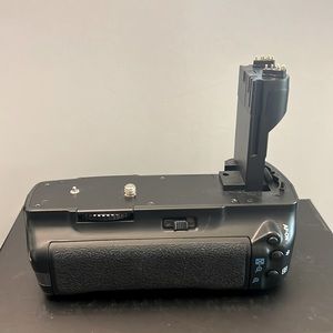 DSLR camera battery grip
